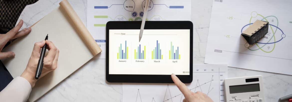 vue de dessus des gens d'affaires travaillant avec ipad