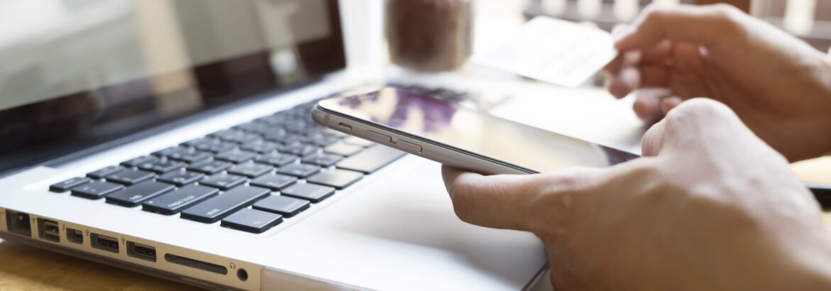 Une personne réalisant un achat en ligne via un site e-commerce fait avec Shopify